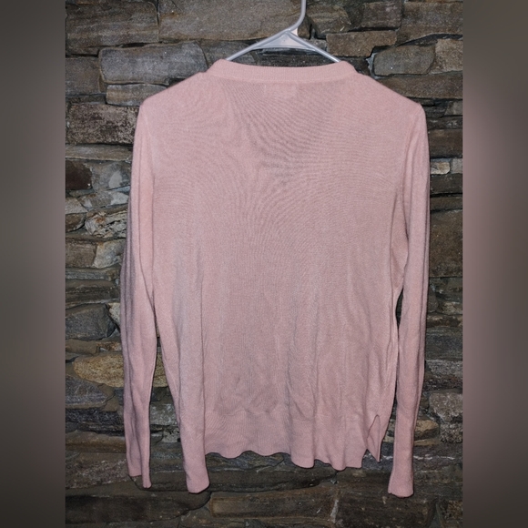Pretty soft pink Primark sweater, faux buttons on cuff, size M, v neck - Picture 7 of 9